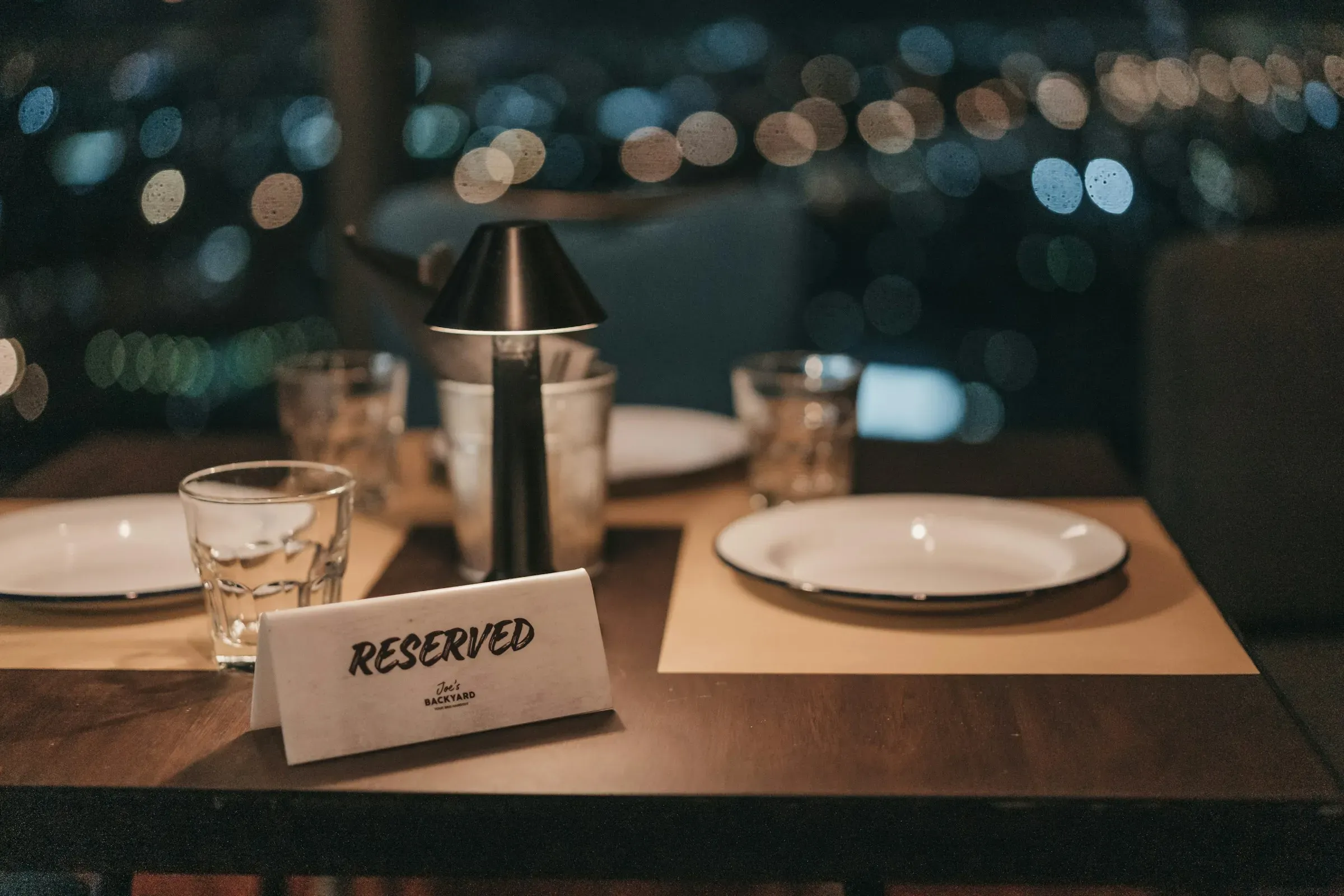 Mesa de restaurante preparada con el cartel de reservado