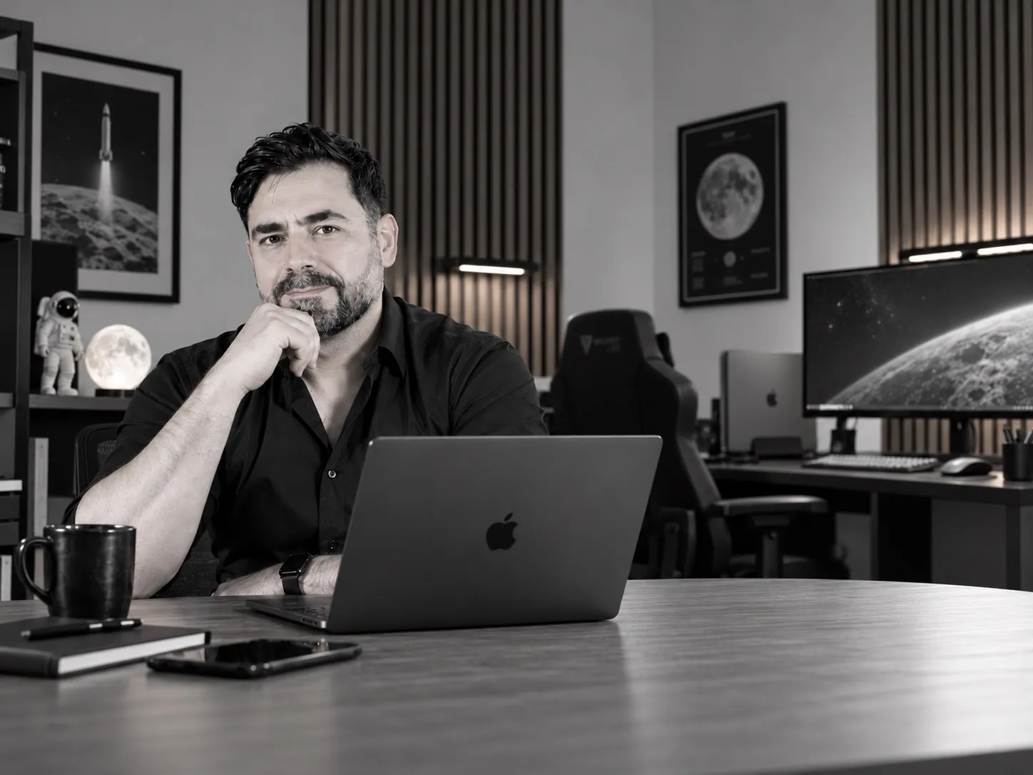 Rafa Arjonilla, fundador de Pulsarwebs, en su mesa de trabajo